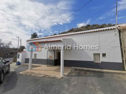 Cave House Oasis: Cave House in Benamaurel, Granada