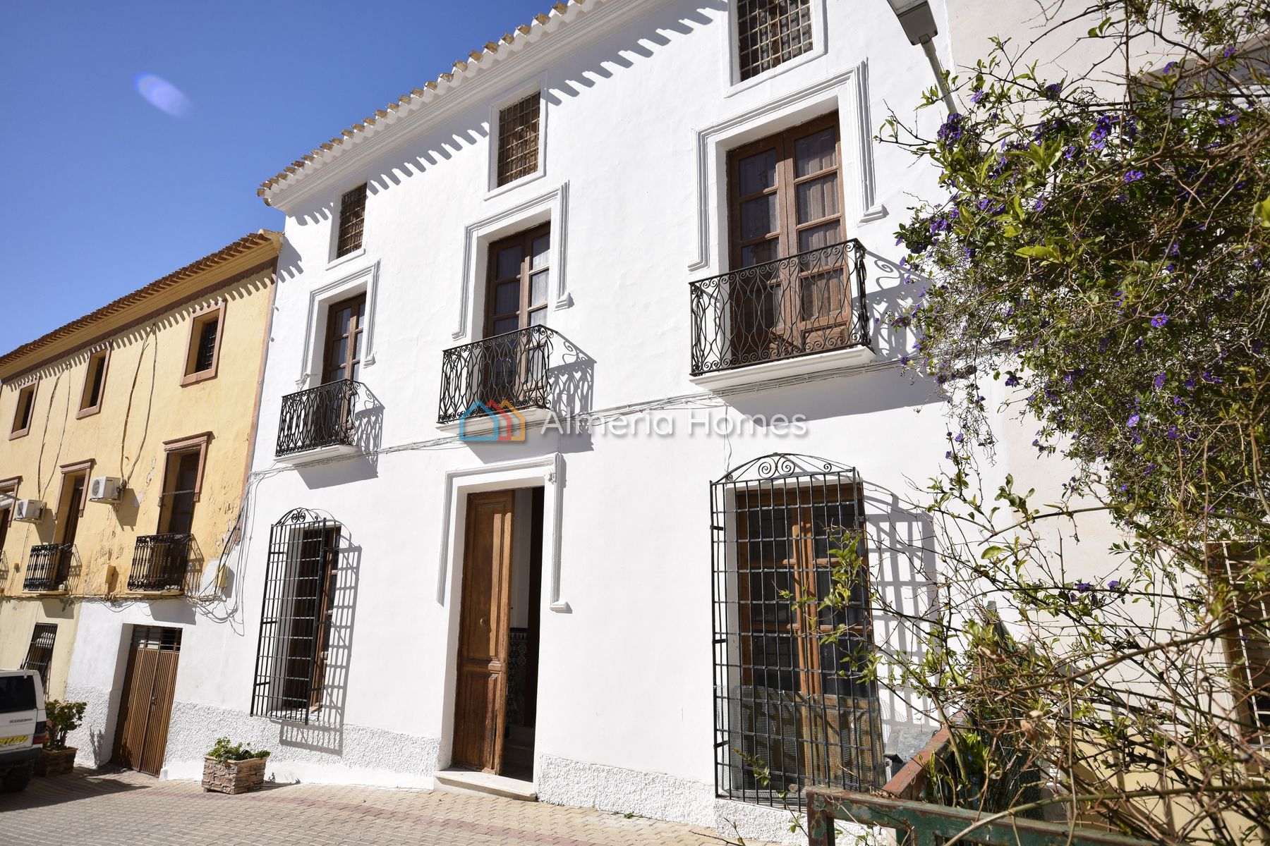Casa Grandeza &mdash; Stadswoning te koop in Zurgena, Almeria — Afbeelding #1